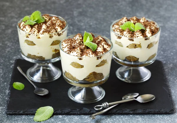 Homemade Italian dessert Tiramisu served in individual glasses — Stock Photo, Image