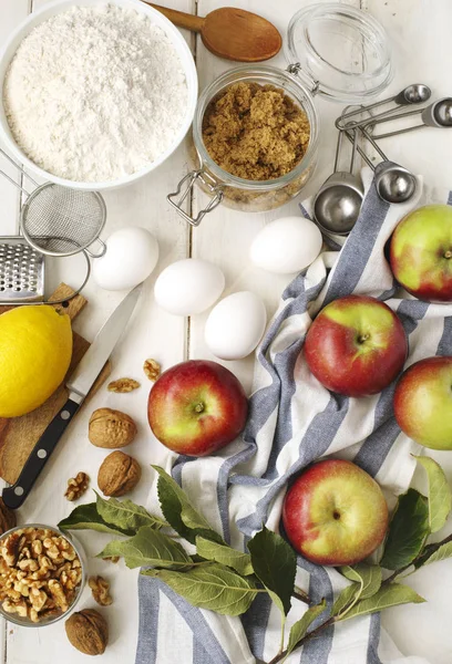 Ingrediënten voor het bakken van appel en notentaart — Stockfoto