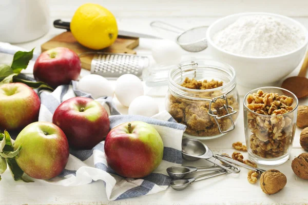 Zutaten zum Backen von Apfel- und Nusskuchen — Stockfoto