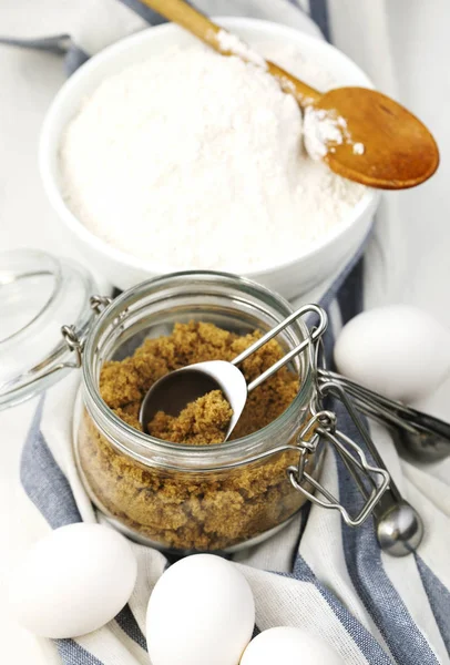 Mehl, brauner Zucker und Eier zum Backen — Stockfoto