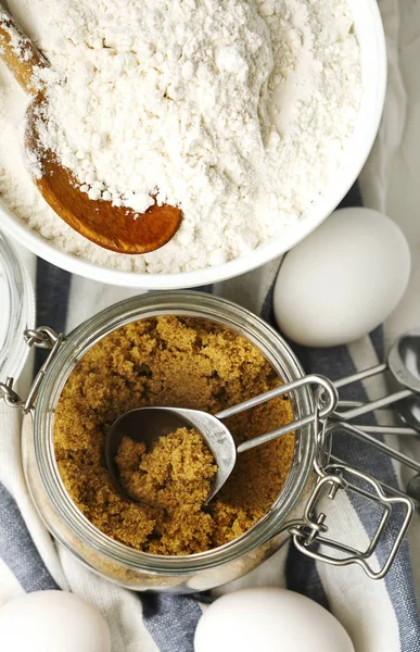 Mjöl, brunt socker och ägg för bakning — Stockfoto