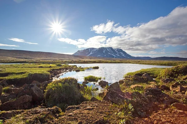 Icelandic summer nature scenery with sun, lake and mountain. — Stock Photo, Image