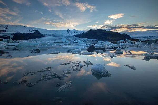 Jokulsarlon, glacier lagoon in Iceland at night with ice floating in water. — Stock Photo, Image