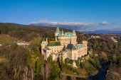 Letecký pohled na romantický středověký evropský hrad v Bojnici, Slovensko