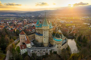 Slovakya 'daki Bojnice şatosunda sonbahar gündoğumunun hava görüntüsü.