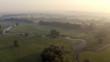 Gün doğumunda hava manzaralı bir nehir kolu.
