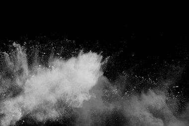 Siyah arka planda beyaz toz patlaması. Renkli bulut. Renkli toz patlar. Boya Holi.