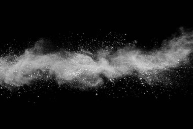 Siyah arka planda beyaz toz patlaması. Renkli bulut. Renkli toz patlar. Boya Holi.