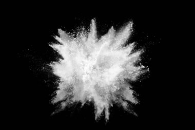 Siyah arka planda beyaz toz patlaması. Renkli bulut. Renkli toz patlar. Boya Holi.