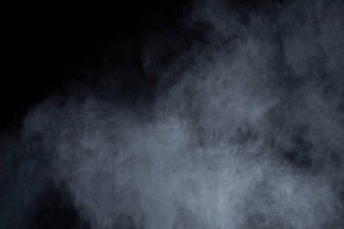 Siyah arka planda beyaz toz patlaması. Renkli bulut. Renkli toz patlar. Boya Holi.