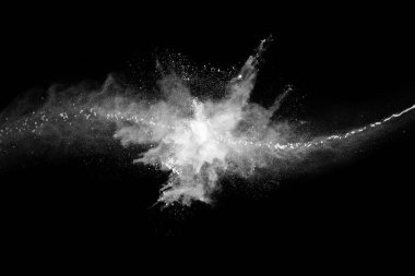 Siyah arka planda beyaz toz patlaması. Renkli bulut. Renkli toz patlar. Boya Holi.