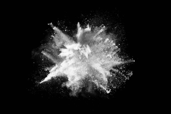Взрыв белого пороха на черном фоне. Цветное облако. Разноцветная пыль взрывается. Холи, Пейнт.