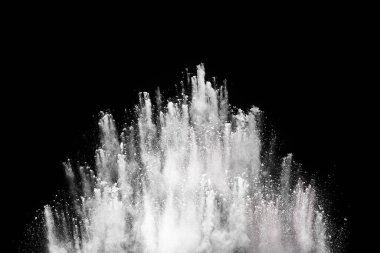 Siyah arka planda beyaz toz patlaması. Renkli bulut. Renkli toz patlar. Boya Holi.
