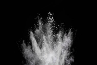 Siyah arka planda beyaz toz patlaması. Renkli bulut. Renkli toz patlar. Boya Holi.