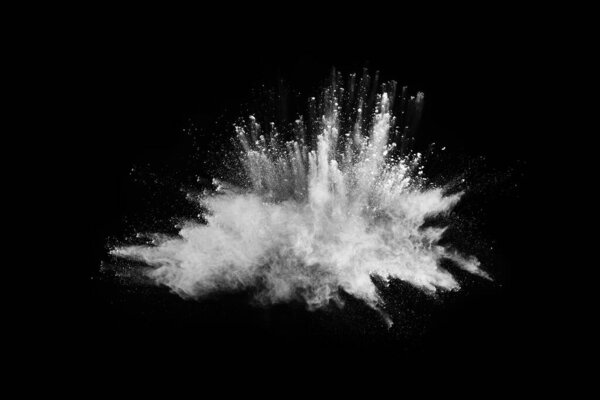 Взрыв белого пороха на черном фоне. Цветное облако. Разноцветная пыль взрывается. Холи, Пейнт.