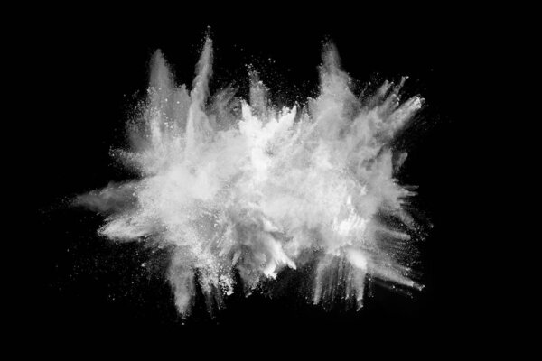 Взрыв белого пороха на черном фоне. Цветное облако. Разноцветная пыль взрывается. Холи, Пейнт.