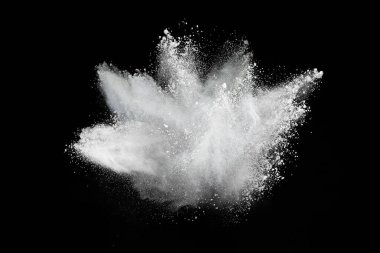 Siyah arka planda beyaz toz patlaması. Renkli bulut. Renkli toz patlar. Boya Holi.