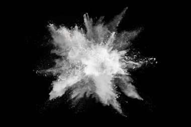 Siyah arka planda beyaz toz patlaması. Renkli bulut. Renkli toz patlar. Boya Holi.