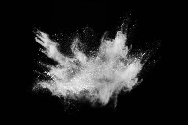 Siyah arka planda beyaz toz patlaması. Renkli bulut. Renkli toz patlar. Boya Holi.