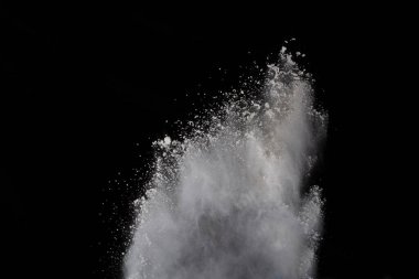 Siyah arka planda beyaz toz patlaması. Renkli bulut. Renkli toz patlar. Boya Holi.