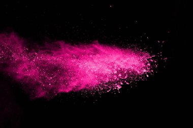 Soyut pembe toz sıçramış arka plan, patlayan renk tozunun dondurucu hareketi / renk pudrası, siyah arkaplan üzerindeki renk parlatıcısı dokusu.