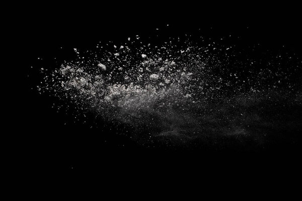 Взрыв белого пороха на черном фоне. Цветное облако. Разноцветная пыль взрывается. Холи, Пейнт.