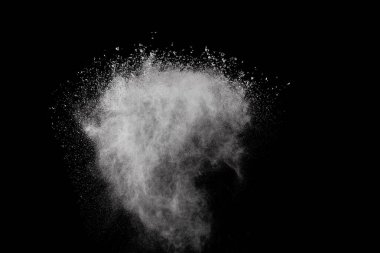 Siyah arka planda beyaz toz patlaması. Renkli bulut. Renkli toz patlar. Boya Holi.