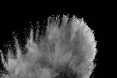 Siyah arka planda beyaz toz patlaması. Renkli bulut. Renkli toz patlar. Boya Holi.