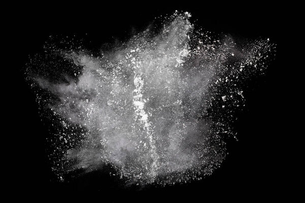абстрактный взрыв цветной пыли на черном фоне. Абстрактный порошок брызги фона, замораживание движения цветового порошка взрывающийся / бросая цветовой порошок, разноцветный блеск текстуры.