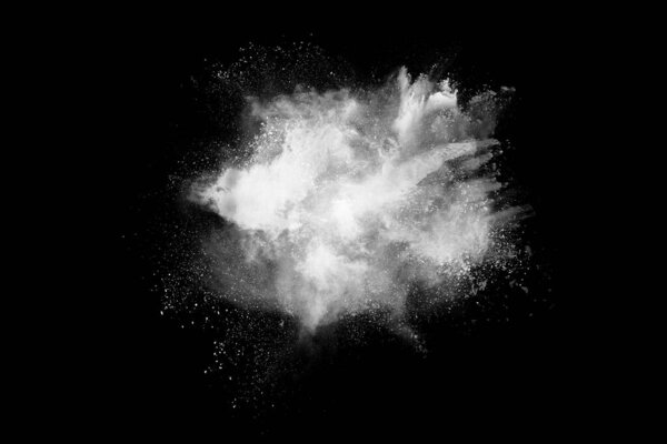 абстрактный взрыв цветной пыли на черном фоне. Абстрактный порошок брызги фона, замораживание движения цветового порошка взрывающийся / бросая цветовой порошок, разноцветный блеск текстуры.