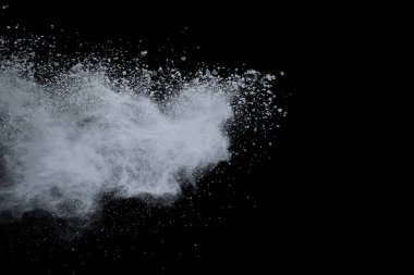 Siyah arka planda beyaz toz patlaması. Renkli bulut. Renkli toz patlar. Boya Holi.