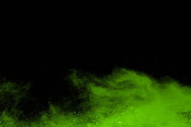 Soyut toz patlamasının hareketi siyah arka planda donmuş yeşil. Siyah zemin üzerindeki toz yeşilinin hareketini durdur. Patlayıcı tozu siyah arkaplanda yeşil.
