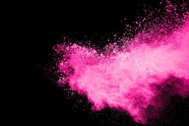 Siyah arka planda pembe toz patlaması. Renkli bulut. Renkli toz patlar. Boya Holi.