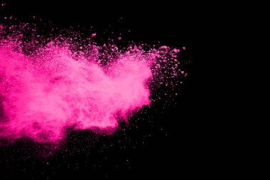 Siyah arka planda pembe toz patlaması. Renkli bulut. Renkli toz patlar. Boya Holi.