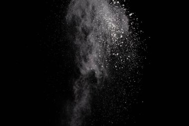 Siyah arka planda beyaz toz patlaması. Renkli bulut. Renkli toz patlar. Boya Holi.