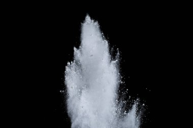 Siyah arka planda beyaz toz patlaması. Renkli bulut. Renkli toz patlar. Boya Holi.