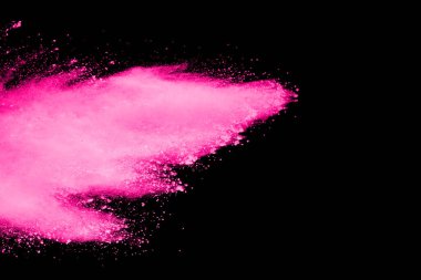Siyah arka planda pembe toz patlaması. Renkli bulut. Renkli toz patlar. Boya Holi.