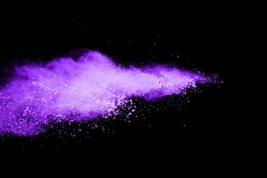 Siyah arka planda mor barut patlaması. Renkli bulut. Renkli toz patlar. Boya Holi.