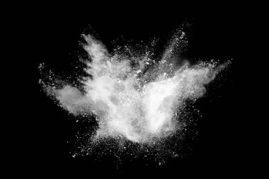 Siyah arka planda beyaz toz patlaması. Renkli bulut. Renkli toz patlar. Boya Holi.