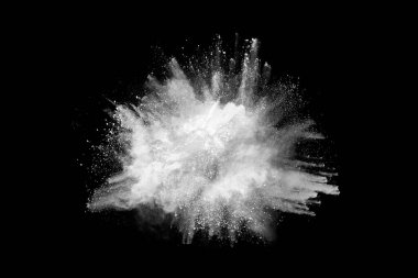 Siyah arka planda beyaz toz patlaması. Renkli bulut. Renkli toz patlar. Boya Holi.