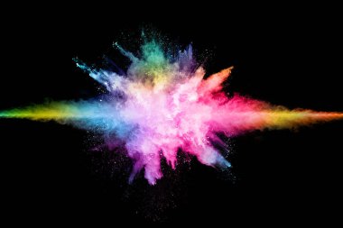 Siyah bir zemin üzerinde soyut renkli toz patlaması. Soyut toz püskürtülmüş arka plan, renk tozunun patlaması / renk tozunun dondurucu hareketi, çok renkli sim dokusu.