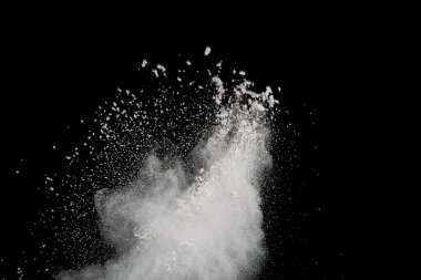 Siyah arka planda beyaz toz patlaması. Renkli bulut. Renkli toz patlar. Boya Holi.