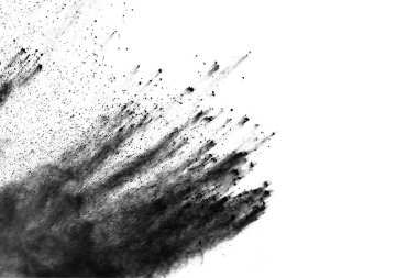 Beyaz zemin üzerinde kömür parçacıkları, beyaz zemin üzerine serpilmiş soyut toz, patlayan kara barutun dondurucu hareketi veya barut atmak.