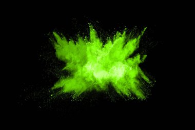 Soyut toz patlamasının hareketi siyah arka planda donmuş yeşil. Siyah zemin üzerindeki toz yeşilinin hareketini durdur. Patlayıcı tozu siyah arkaplanda yeşil.