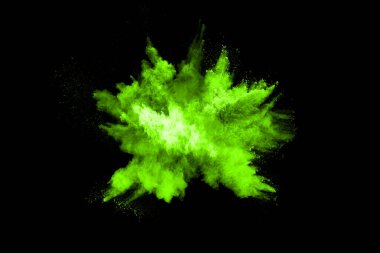 Soyut toz patlamasının hareketi siyah arka planda donmuş yeşil. Siyah zemin üzerindeki toz yeşilinin hareketini durdur. Patlayıcı tozu siyah arkaplanda yeşil.