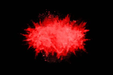 Siyah arka planda soyut kırmızı toz patlaması. Siyah arka planda soyut kırmızı toz sıçramış. Patlayan kırmızı barutun hareketsiz hareketi.