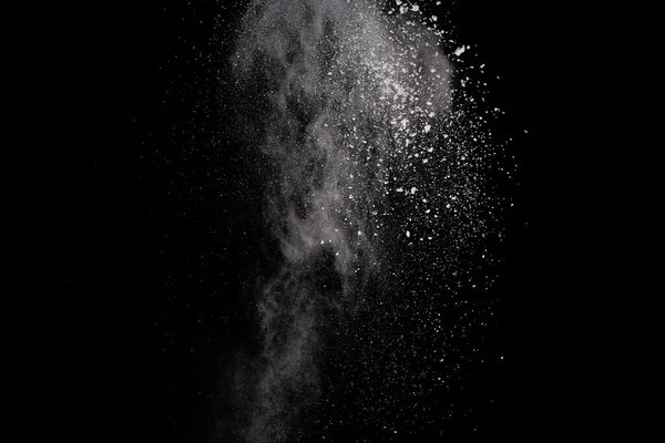 Взрыв белого пороха на черном фоне. Цветное облако. Разноцветная пыль взрывается. Холи, Пейнт.