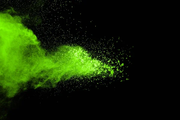 抽象的な塵爆発の動きは黒を背景に緑色に凍結した 黒の背景に粉末グリーンの動きを停止します 黒の背景に爆発性粉末緑 — ストック写真