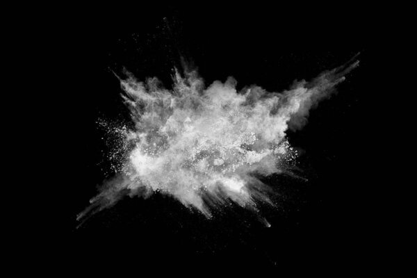 Взрыв белого пороха на черном фоне. Цветное облако. Разноцветная пыль взрывается. Холи, Пейнт.