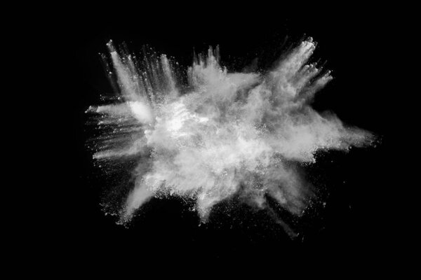 Взрыв белого пороха на черном фоне. Цветное облако. Разноцветная пыль взрывается. Холи, Пейнт.